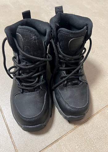 30 Beden siyah Renk Nike erkek çocuk botu orjinal