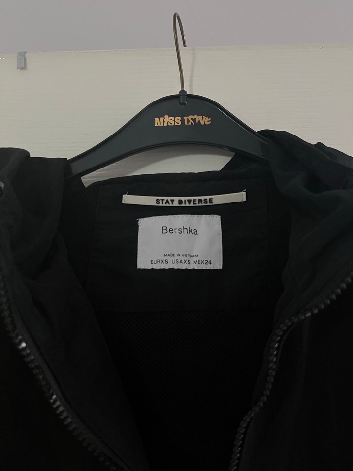 Bershka crop kadın yağmurluk - Görsel 3