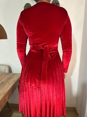 Kırmızı kadife elbise - Görsel 2