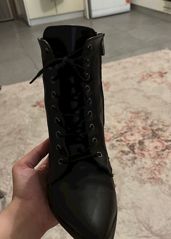 Zara Siyah Deri Bağcıklı Gotik Kadın Botu