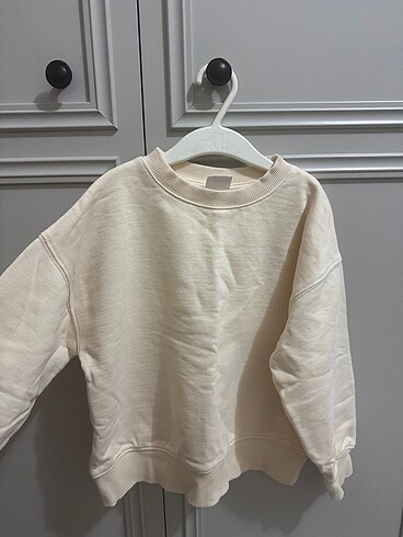 6 Yaş Beden siyah Renk 6-7 yaş 4 adet zara sweatshirt 4 adet