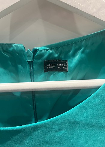 Turkuaz Yüksek Yakalı Kolsuz Midi Elbise - Görsel 3