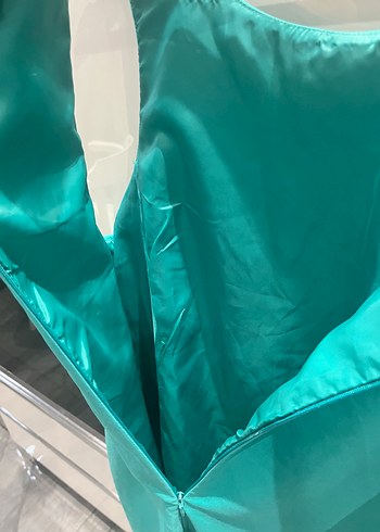 Turkuaz Yüksek Yakalı Kolsuz Midi Elbise - Görsel 8