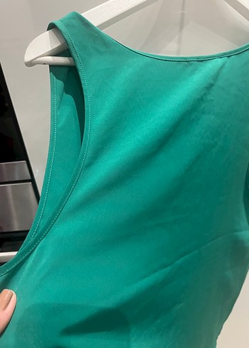 Yeşil Saten Kadın Kolsuz Bluz - Görsel 7