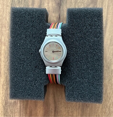 Swatch renkli kordonlu orijinal saat ?