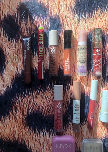 Pembe ve Açık Tonlu Makyaj Ürünleri Seti - Görsel 2