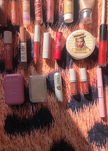 Pembe ve Açık Tonlu Makyaj Ürünleri Seti - Görsel 4