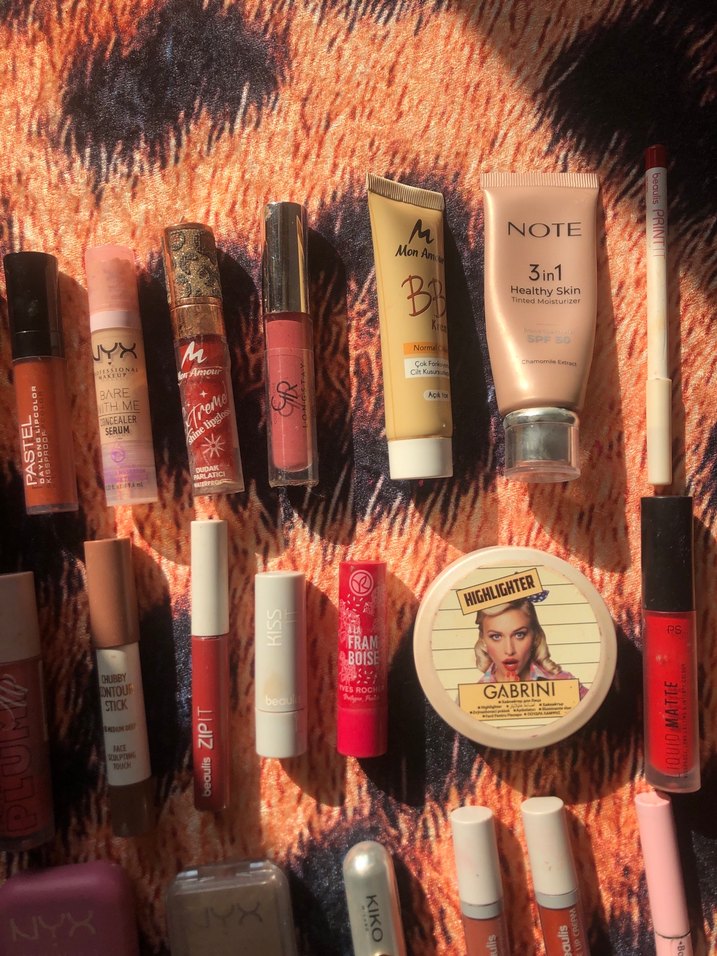 Pembe ve Açık Tonlu Makyaj Ürünleri Seti - Görsel 3