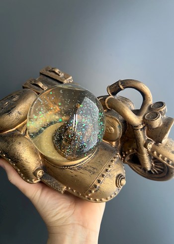 Parlak Altın Renkli Motosiklet Figürü - Görsel 4