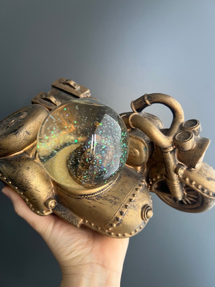 Parlak Altın Renkli Motosiklet Figürü - Görsel 4