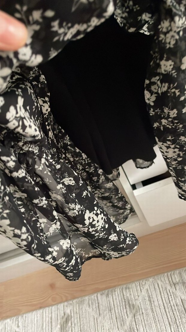 Uzun Kollu Fırfırlı Siyah Midi Elbise - Görsel 3