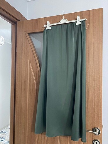 Yeşil saten etek rengi çok tatlı resimden dolayı farklılık göste