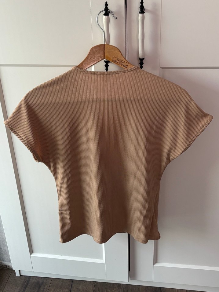Bej Kısa Kollu V Yaka Bluz - Görsel 3