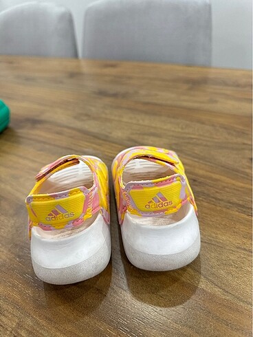 21 Beden Adidas sandalet
