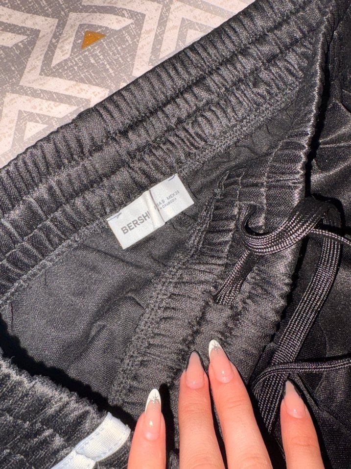 Siyah parlak kumaş eşofman altı - Görsel 2