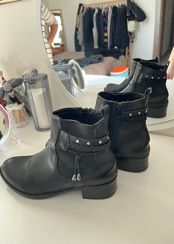 Siyah Deri Kadın Bot - Görsel 2