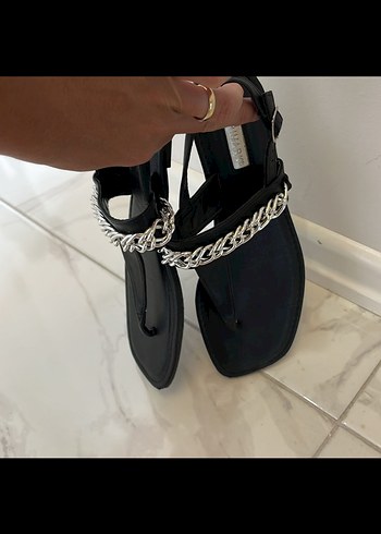 Zincir Detaylı Siyah Sandalet - Görsel 3
