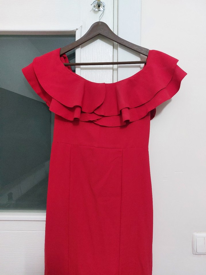 Kırmızı elbise - Görsel 3