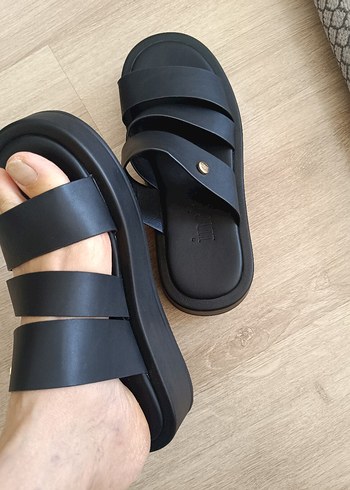 Tokalı Siyah Kadın Dolgu Topuk Terlik - Görsel 4