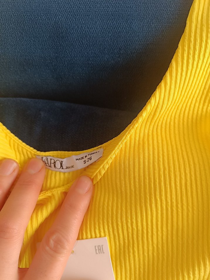 Sarı V Yakalı Kadın Kolsuz Mini Triko Atlet - Görsel 2