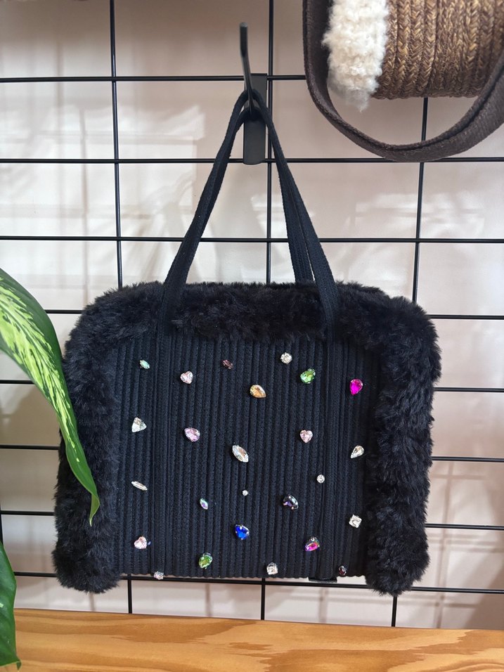 Siyah Kürklü Nakışlı Kadın Çanta - Görsel 4
