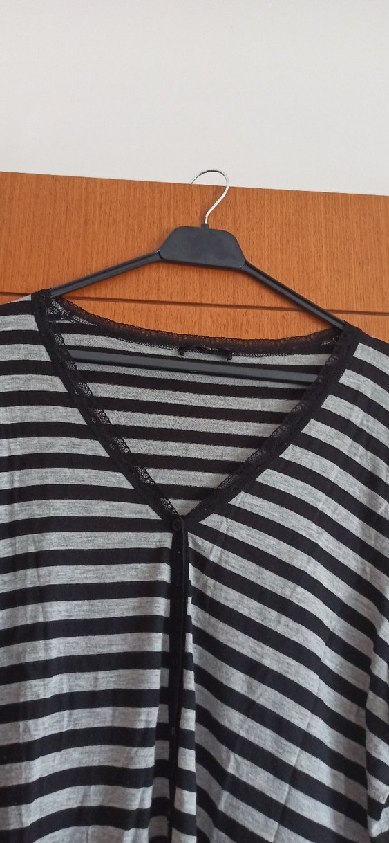 Gri Çizgili V Yakalı Düğmeli Kadın Hırka - Görsel 2