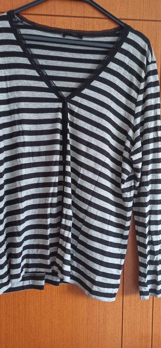 Gri Çizgili V Yakalı Düğmeli Kadın Hırka - Görsel 3