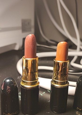 MAC Koyu Kırmızı Ruj - Görsel 2