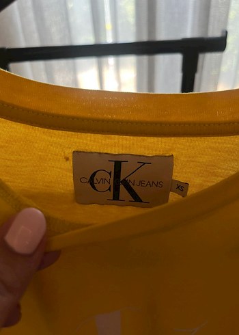 xs Beden Calvin Klein Jeans Sarı Kısa Kollu Tişört