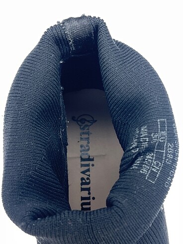 38 Beden siyah Renk Stradivarius Bot %70 İndirimli.