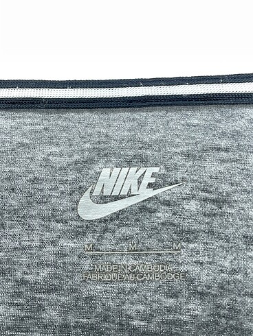 m Beden gri Renk Nike T-shirt %70 İndirimli.