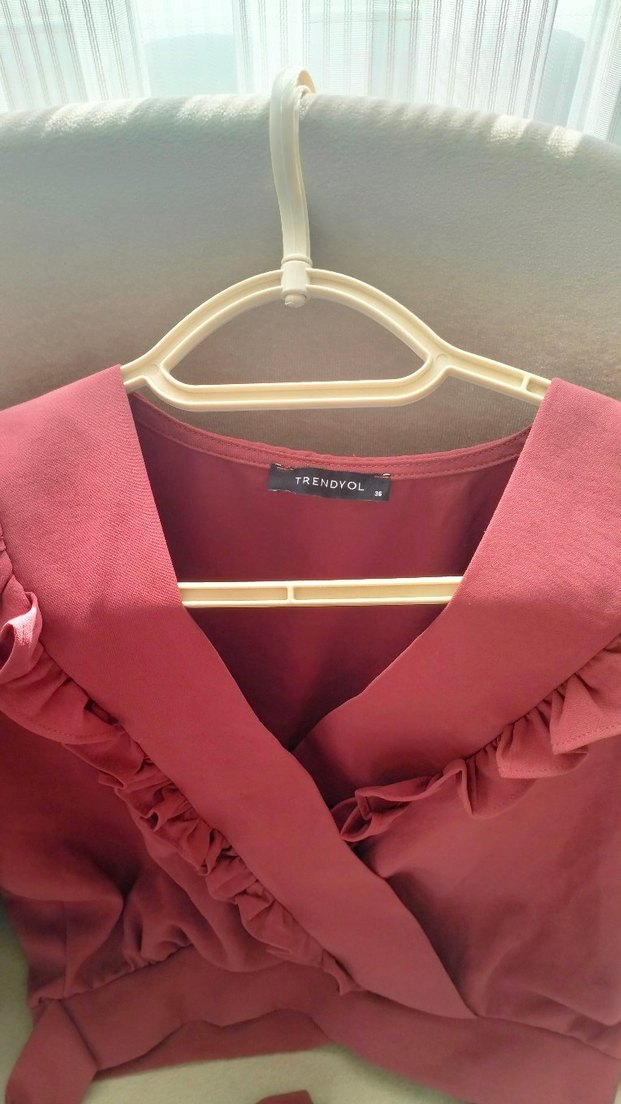 Bordo V Yaka Fırfırlı Kadın Bluz - Görsel 3