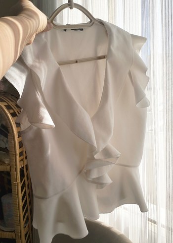 Beyaz V Yaka Fırfırlı Kolsuz Bluz - Görsel 7