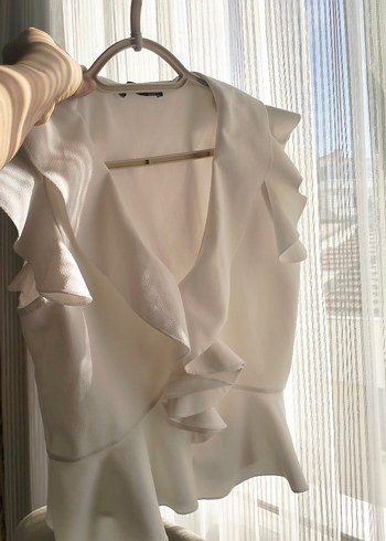 Beyaz V Yaka Fırfırlı Kolsuz Bluz - Görsel 8