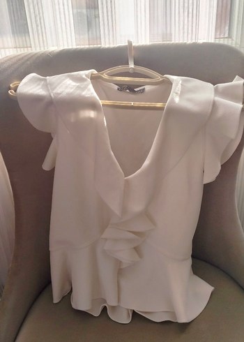 Beyaz V Yaka Fırfırlı Kolsuz Bluz - Görsel 4