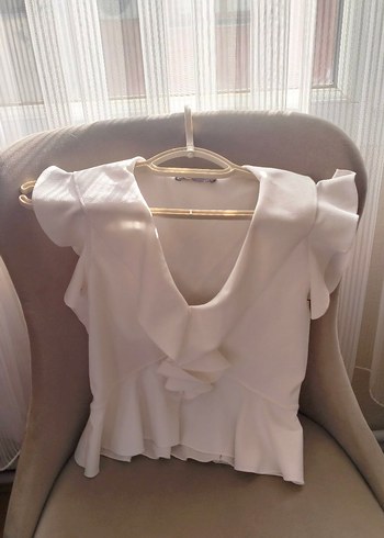 Beyaz V Yaka Fırfırlı Kolsuz Bluz - Görsel 3