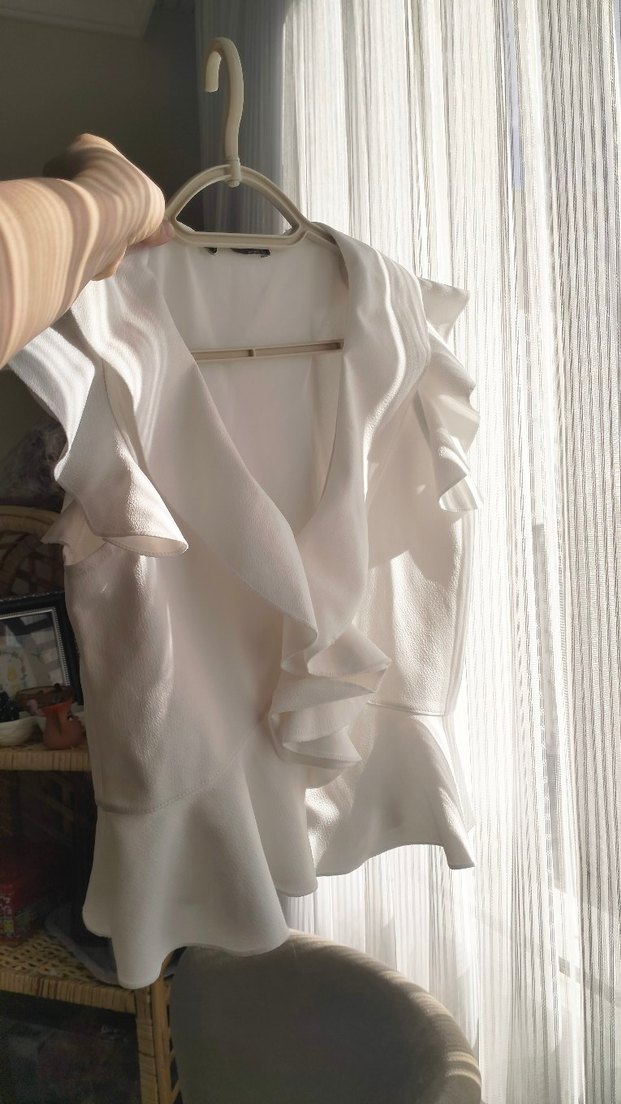 Beyaz V Yaka Fırfırlı Kolsuz Bluz - Görsel 2