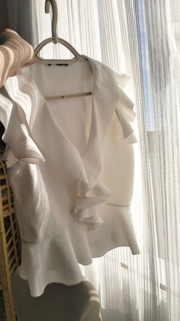 Beyaz V Yaka Fırfırlı Kolsuz Bluz - Görsel 5