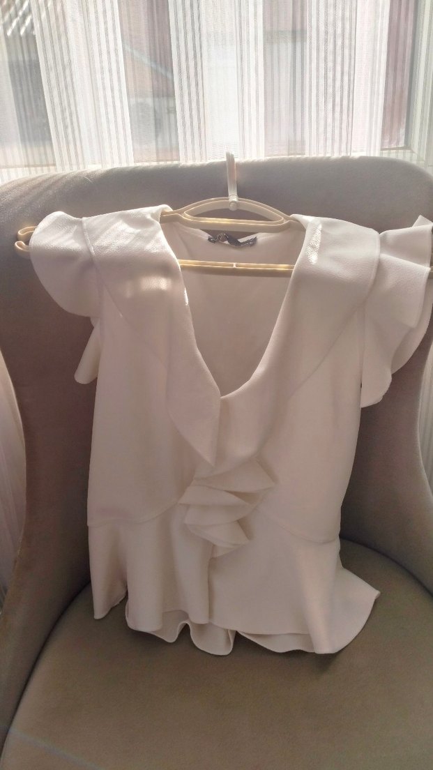 Beyaz V Yaka Fırfırlı Kolsuz Bluz - Görsel 4