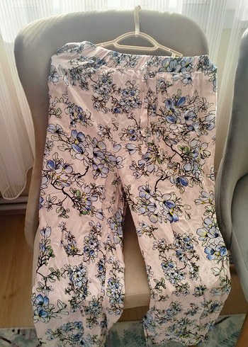 Beyaz Çiçek Desenli Bol Kesim Kadın Kumaş Pantolon - Görsel 2