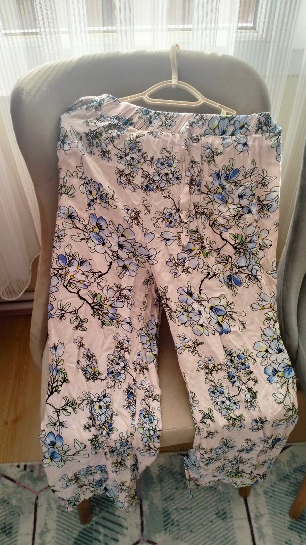 Beyaz Çiçek Desenli Bol Kesim Kadın Kumaş Pantolon - Görsel 4