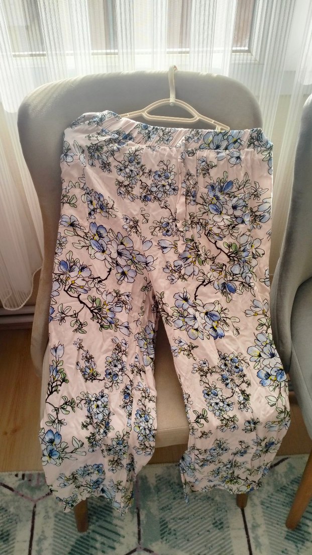 Beyaz Çiçek Desenli Bol Kesim Kadın Kumaş Pantolon - Görsel 2