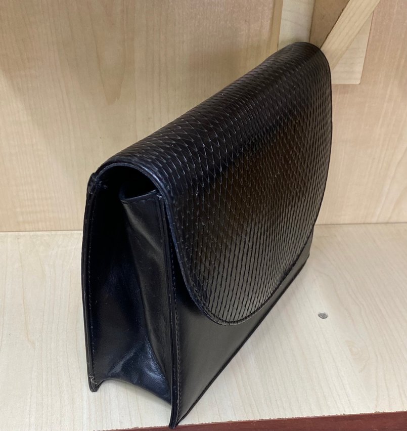 Zincir Detaylı Siyah Yılan Derisi Desenli Kadın Clutch - Görsel 2