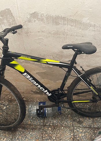 Siyah ve Koyu Sarı Bianchi Bisiklet