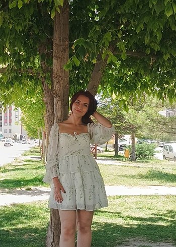 40 Beden Beyaz Balon kollu kat kat çiçekli Cıvıl Cıvıl Elbise