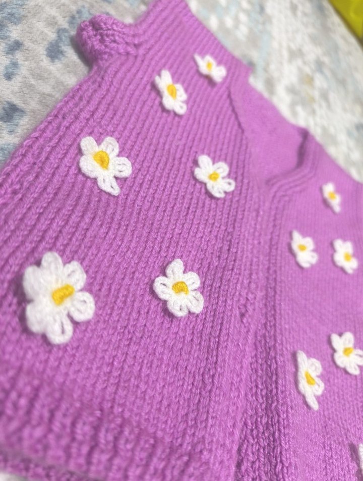 Çiçek Nakışlı Mor Kız Örgü Süveter - Görsel 2