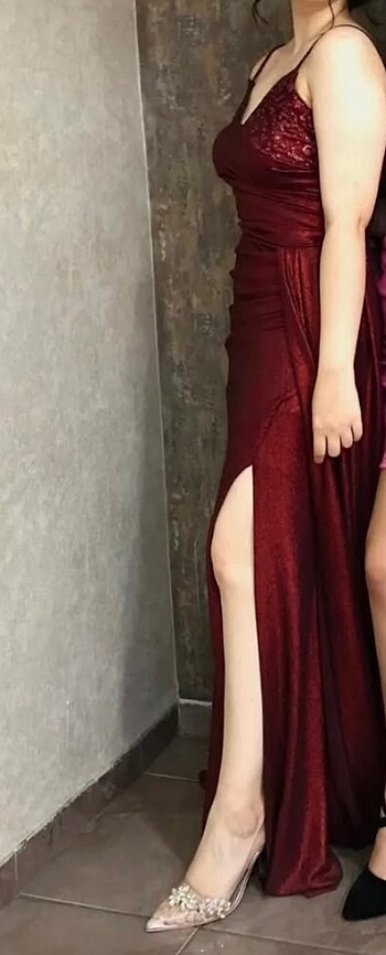Bordo yırtmaçlı abiye elbise
