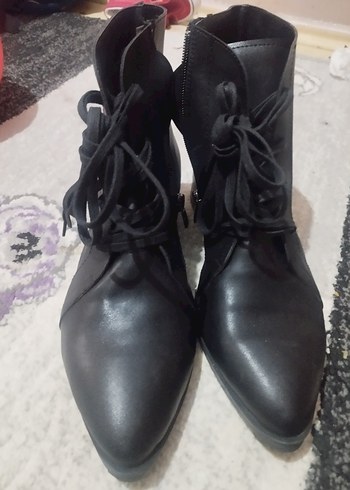Siyah Deri Topuklu Gotik Kadın Bot