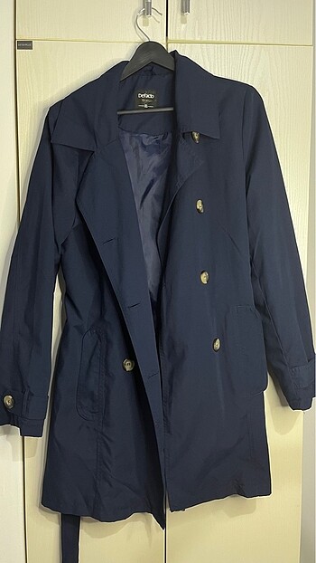 Defacto trenchcoat