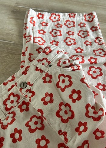 Bohem Çiçek Desenli Kırmızı Midi Kot Pantolon - Görsel 2